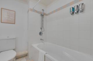 1 BR in Gold Coast City Center with Balcony Views - 9