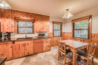 Diana's Cabin by Tahoe Getaways - Pet-Friendly 2BR in Kings Beach w Backyard & Walk to Lake! - 6