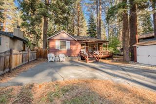Diana's Cabin by Tahoe Getaways - Pet-Friendly 2BR in Kings Beach w Backyard & Walk to Lake! - 4