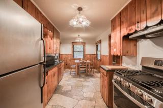 Diana's Cabin by Tahoe Getaways - Pet-Friendly 2BR in Kings Beach w Backyard & Walk to Lake! - 1