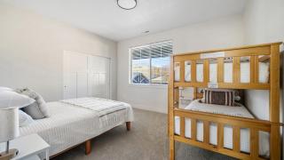 Cozy Swiss Condo -King Bed, Sleeps 6, Free Blanket - 6