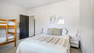 Cozy Swiss Condo -King Bed, Sleeps 6, Free Blanket - 4