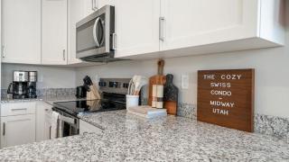 Cozy Swiss Condo -King Bed, Sleeps 6, Free Blanket - 2