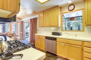 7 Mi to Northstar Resort Tahoe Vista Family Cabin - Tahoe Vista - 2