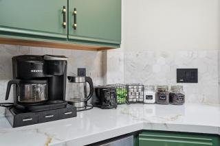 Walk-In Serenity 5 minwalk to MAX, Mall 205 with balcony - backyard - 6