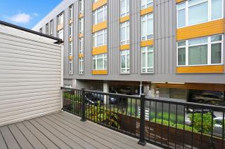 Walk-In Serenity 5 minwalk to MAX, Mall 205 with balcony - backyard - 2