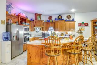 5 Mi to the Marketplace Roomy Bakersfield Retreat - 9