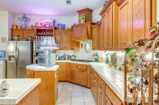 5 Mi to the Marketplace Roomy Bakersfield Retreat - 6