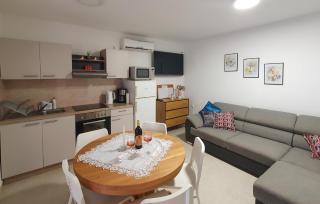 Cozy Apartment In Vir With Kitchen - 1