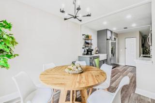 Tropical Haven for Family Gatherings- Deck, Hot Tub, Fire Pit, Grill, 5 min to Beach - 7