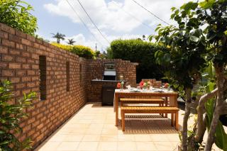 Tranquil mountain escape with bushland views - 6