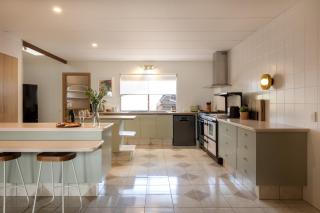 Tranquil mountain escape with bushland views - 4