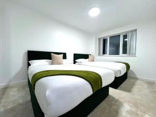 Swan's Place - Large 4bed home, Sleeps 9, Parking x2 & Games room - 0