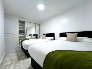 Swan's Place - Large 4bed home, Sleeps 9, Parking x2 & Games room - 9