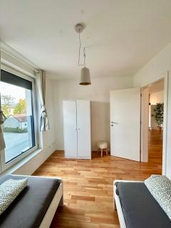 Modern Spacious Apartment with Free Parking - 1