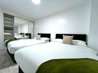 Swan's Place - Large 4bed home, Sleeps 9, Parking x2 & Games room - 6