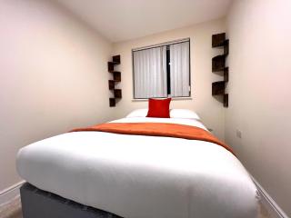 Swan's Place - Large 4bed home, Sleeps 9, Parking x2 & Games room - 2