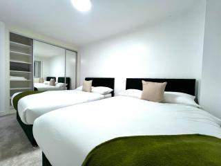 Swan's Place - Large 4bed home, Sleeps 9, Parking x2 & Games room - 7