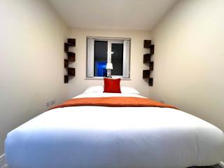 Swan's Place - Large 4bed home, Sleeps 9, Parking x2 & Games room - 1