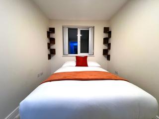 Swan's Place - Large 4bed home, Sleeps 9, Parking x2 & Games room - 3