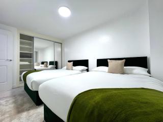 Swan's Place - Large 4bed home, Sleeps 9, Parking x2 & Games room - 5