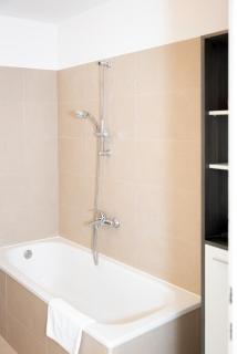 Stylish Central Apartment with Free Parking - 1