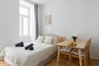 Chic Apartment with Balcony near Center - 9