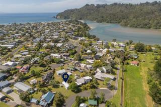 MCKE129 - Classic Kiwi Bach Escape - 7