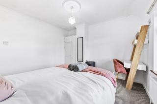 Ideal for Contractors Park & Rest Dagenham - 7