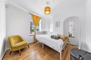 Ideal for Contractors Park & Rest Dagenham - 9