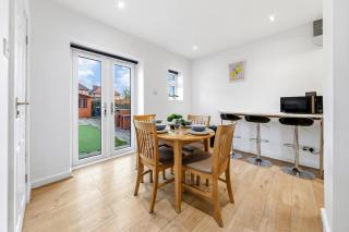 Ideal for Contractors Park & Rest Dagenham - 3