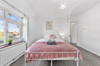 Ideal for Contractors Park & Rest Dagenham - 0