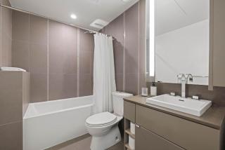 Chic 1-Bedroom Downtown Toronto Getaway - 4