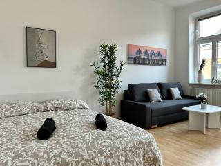 Long-Term Stylish Apartment with Free Parking - 0