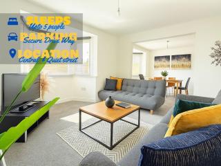 Quite Contractor Stay with Private Driveway and Smart TV bedrooms - 0