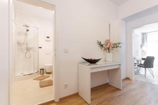 Central Renovated Apartment with Free Parking & AC - 5