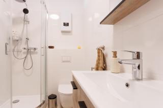 Central Renovated Apartment with Free Parking & AC - 2