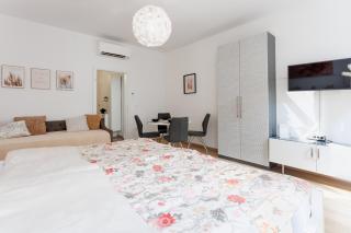 Central Renovated Apartment with Free Parking & AC - 6