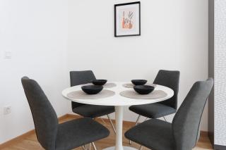 Central Renovated Apartment with Free Parking & AC - 3