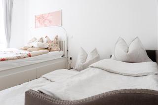 Central Renovated Apartment with Free Parking & AC - 4