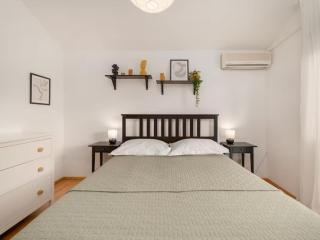 Five Bedroom Villa With Pool - 9