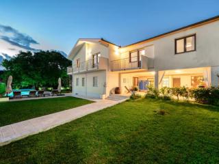 Five Bedroom Villa With Pool - 3