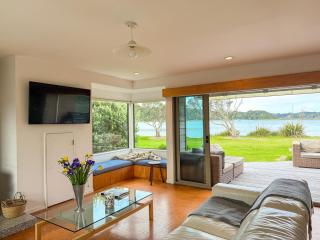 Tranquil Waterfront Getaway - Point Wells - 6