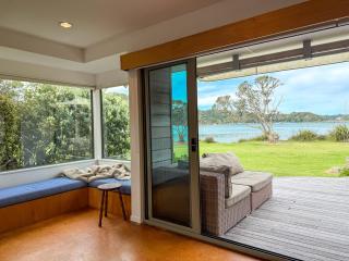 Tranquil Waterfront Getaway - Point Wells - 8