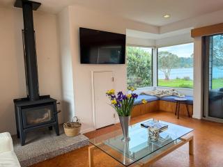 Tranquil Waterfront Getaway - Point Wells - 1