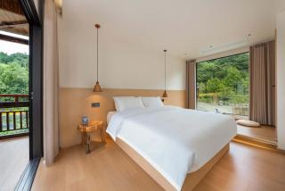 Shambhala Hotel of Zhangjiajie-Within National Forest Park-5min walk to Yangjiajie Cable Car-Free pick up to Park West Gate- English speaking hostess-Hand-drip Coffee- Zen and Tea Culture- Free laundry& Elevator - Personal itineraries & ticket reservation - 5