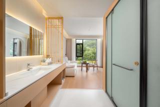 Shambhala Hotel of Zhangjiajie-Within National Forest Park-5min walk to Yangjiajie Cable Car-Free pick up to Park West Gate- English speaking hostess-Hand-drip Coffee- Zen and Tea Culture- Free laundry& Elevator - Personal itineraries & ticket reservation - 4