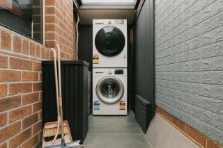 Stylish 4BR Easy CBD Access Walk to Train & Shops - 7