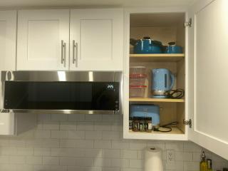 Cozy Family Friendly Suite Near Whyte, UofA, Kinsmen with Desks or Home-office and Full Kitchen - 4