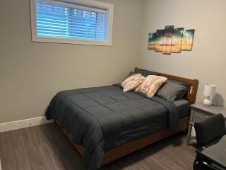 Cozy Family Friendly Suite Near Whyte, UofA, Kinsmen with Desks or Home-office and Full Kitchen - 4